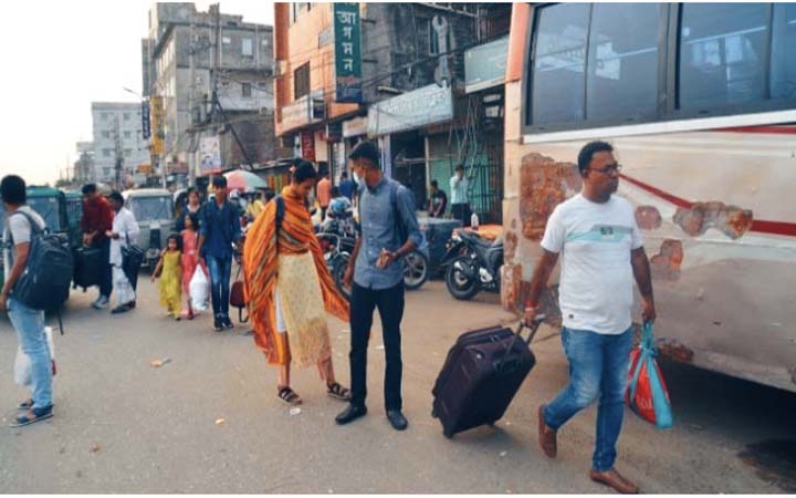 ঈদের ছুটি শেষে ঢাকায় ফিরতে শুরু করেছে মানুষ
